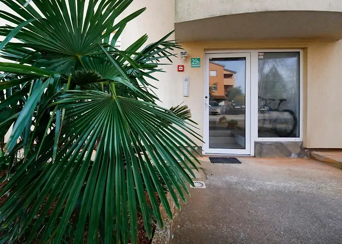 Monika 아파트 풀라