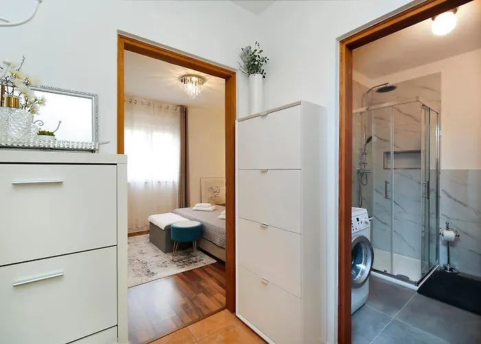 Monika 아파트 풀라